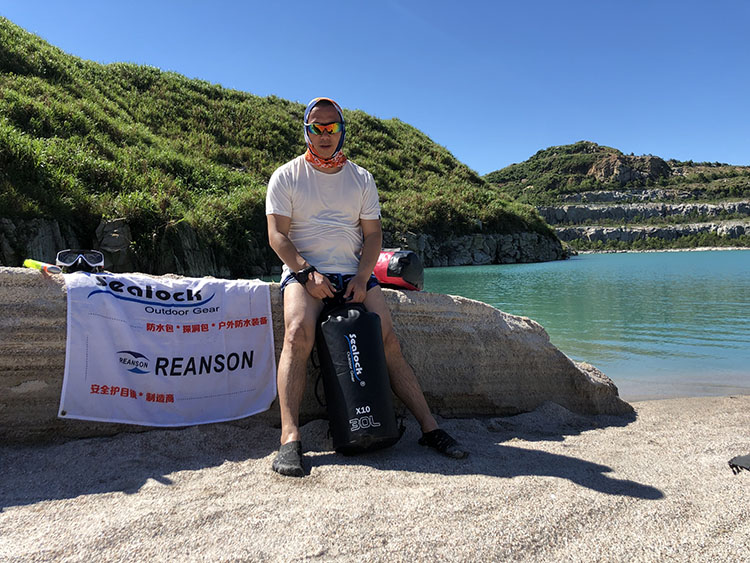 Keliaujate per gamtą, pirmiausia atspari vandeniui: unikaliai suprojektuota vandeniui atspari kuprinė iš „Sealock Outdoor“